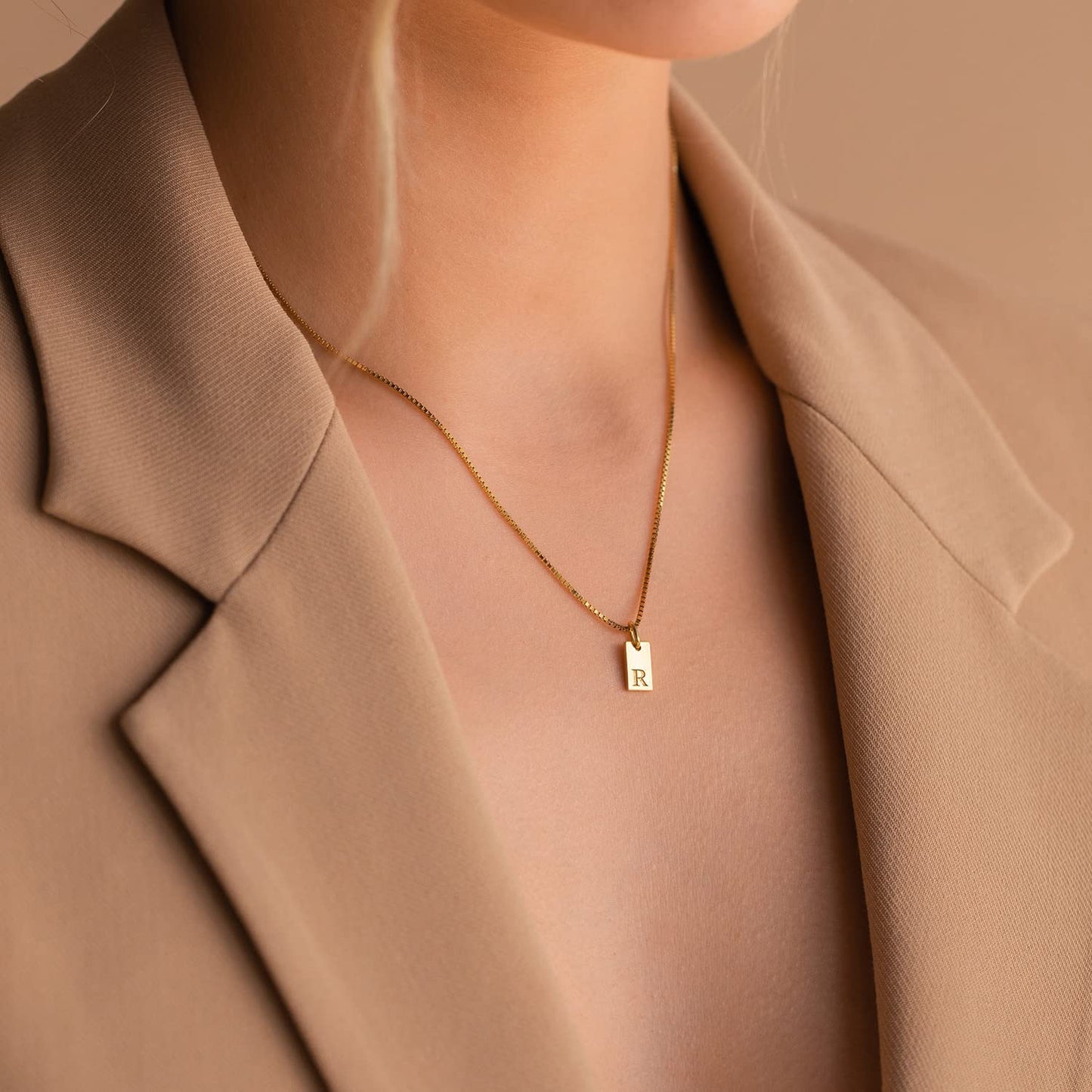 14K Gold Plated Letter Necklace Exquisite Initial Necklace Gold Name Necklace Personalized Initial Tag Pendant Necklace for Women Trendy Gold Jewelry