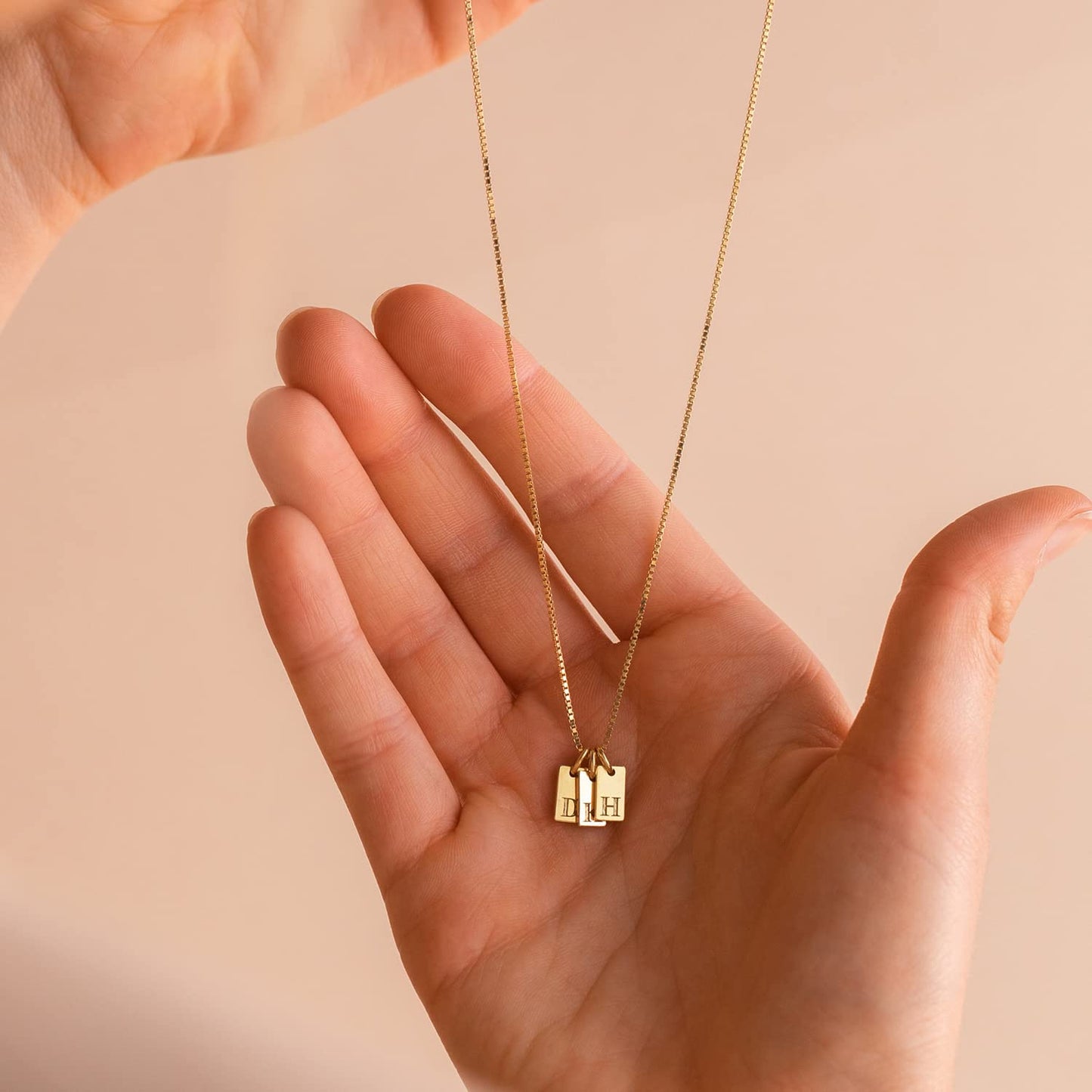 14K Gold Plated Letter Necklace Exquisite Initial Necklace Gold Name Necklace Personalized Initial Tag Pendant Necklace for Women Trendy Gold Jewelry