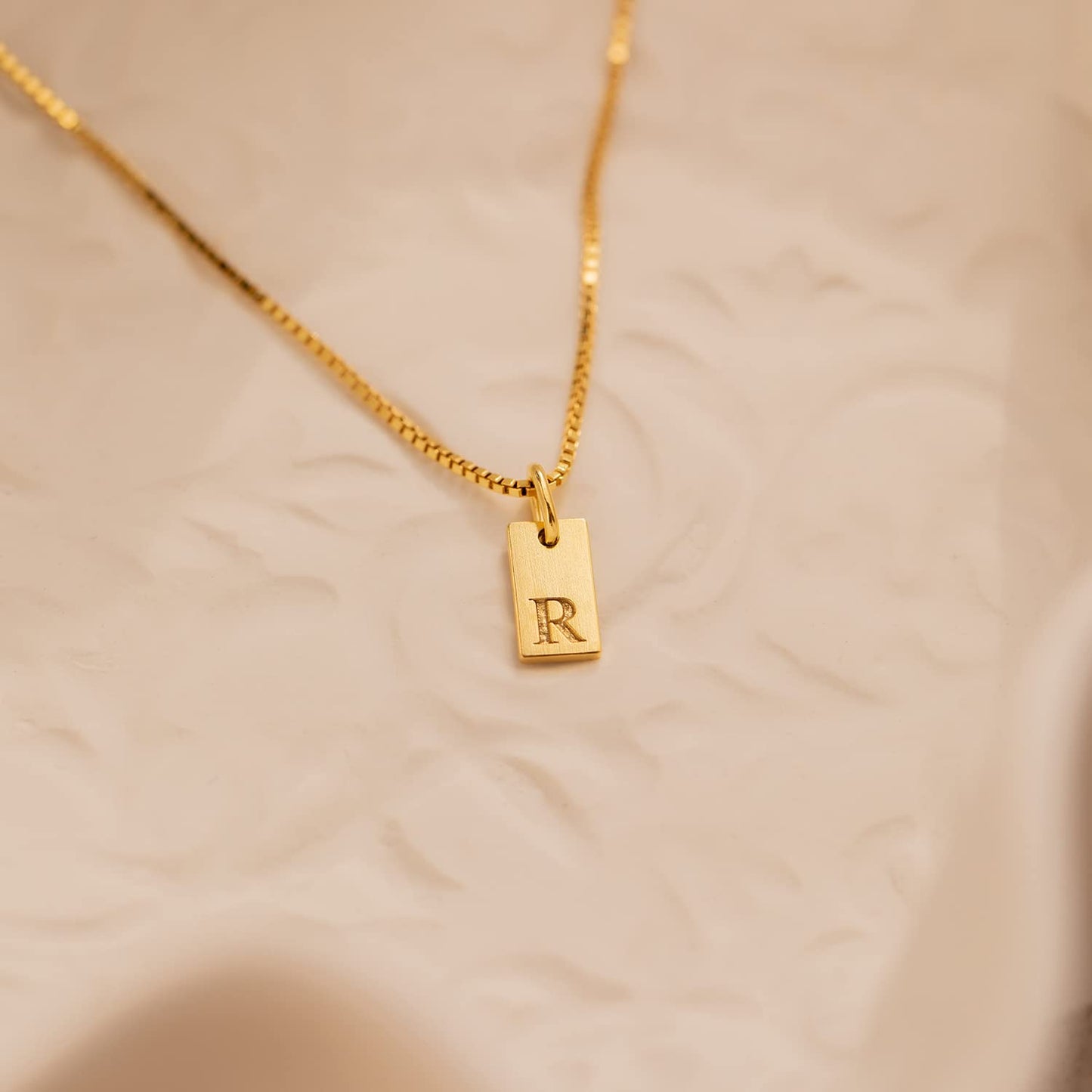 14K Gold Plated Letter Necklace Exquisite Initial Necklace Gold Name Necklace Personalized Initial Tag Pendant Necklace for Women Trendy Gold Jewelry